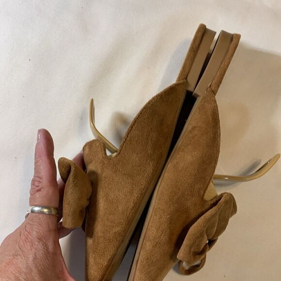 Bamboo size 7.5 slip on tan suede slide flats with bow detail - Picture 3 of 6